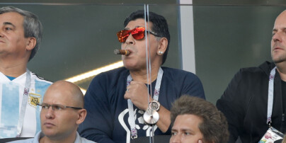 Superstjernas røyking skapte storm. Nå beklager Maradona